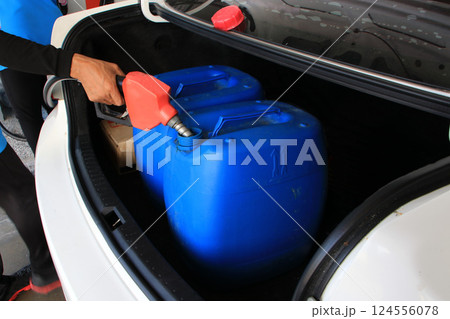 When the government announced a fuel price hike, people started hoarding fuel and filling up in advance. 124556078