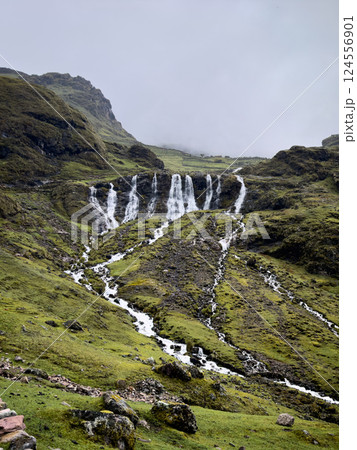 ペルー・アンデス山脈の美しい滝と緑の山肌|自然が織りなす風景 ペルー・アンデス山脈の美しい滝と緑の山肌|自然が織りなす風景 124556901