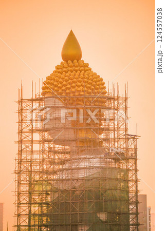 修繕中のタイ・バンコクの寺院「ワット・パクナム」の巨大仏像 124557038