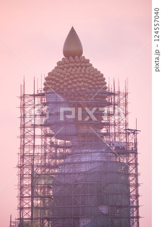修繕中のタイ・バンコクの寺院「ワット・パクナム」の巨大仏像 修繕中のタイ・バンコクの寺院「ワット・パクナム」の巨大仏像 124557040