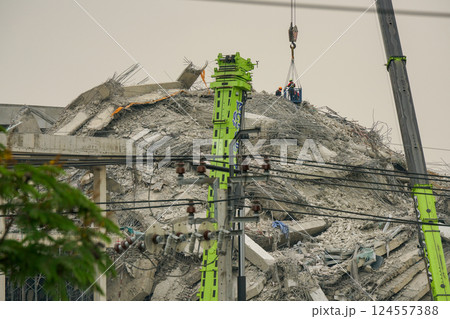 タイ・バンコク、チャトチャック地区のビル倒壊現場、地震の影響、救助活動、自然災害 124557388