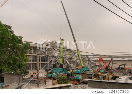 タイ・バンコク、チャトチャック地区のビル倒壊現場、地震の影響、救助活動、自然災害 タイ・バンコク、チャトチャック地区のビル倒壊現場、地震の影響、救助活動、自然災害 124557396