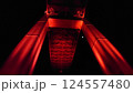 ライトアップされた深紅の橋の橋脚 124557480