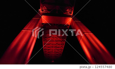 ライトアップされた深紅の橋の橋脚 124557480