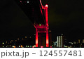 暗い夜に浮かび上がる巨大な深紅の橋脚 124557481