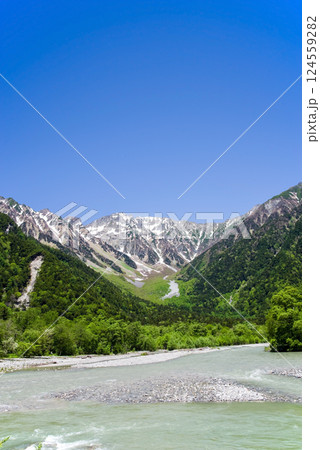 【爽やか上高地】河童橋周辺の新緑と穂高連峰 の絶景 124559282