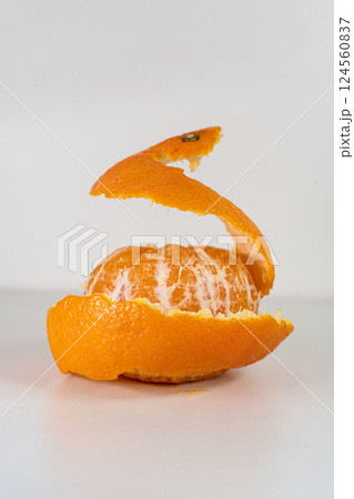 Spiral form of orange peel isolated on a white background, top view 124560837