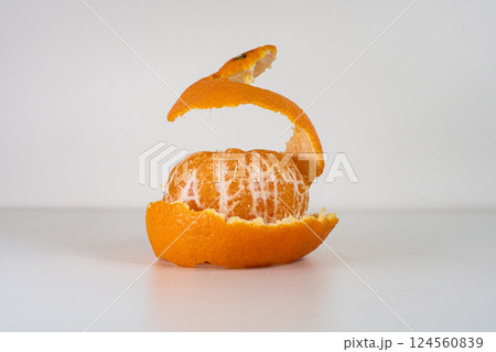 Spiral form of orange peel isolated on a white background, top view 124560839