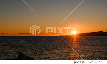 伊豆の海に沈む夕陽 124561586