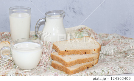 Fresh simple homemade kefir drink, milk and bran bread on a gray concrete background with copy space. Probiotic cold sour milk drink, healthy nutrition concept, maintaining healthy intestinal 124563409