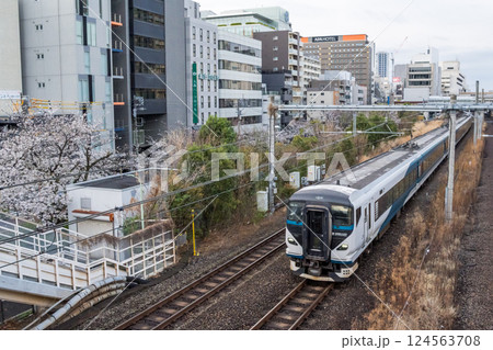 【東海道本線】春の早朝の街を快走する回送列車 124563708