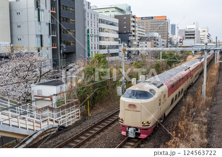 【東海道本線】春の早朝の街を快走するサンライズ瀬戸・出雲 124563722