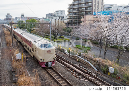 【東海道本線】春の早朝の街を快走するサンライズ瀬戸・出雲 【東海道本線】春の早朝の街を快走するサンライズ瀬戸・出雲 124563726
