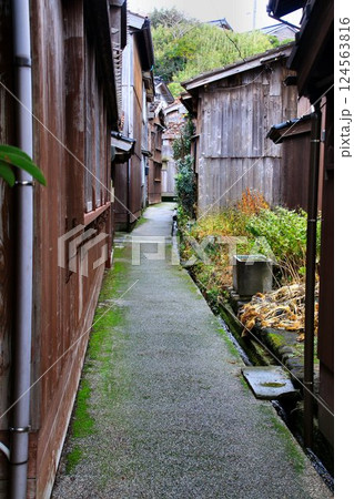 北前船の寄港地として発展し伝統的建造物が数多く残る港町… 佐渡『宿根木』 124563816