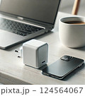 シンプルなデスクに置かれたUSB-C充電器とスマートフォン 124564067