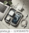 USB-C充電アクセサリを収納したポーチとスマートフォン 124564070