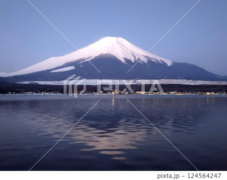 雪の富士山と逆さ富士(山中湖) 雪の富士山と逆さ富士(山中湖) 124564247