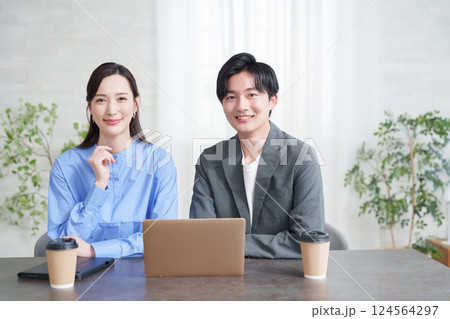 パソコンを見て打合せするビジネスマン男女 124564297