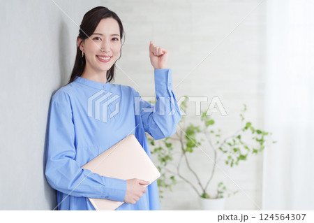 パソコンを使うビジネスマン女性 パソコンを使うビジネスマン女性 124564307