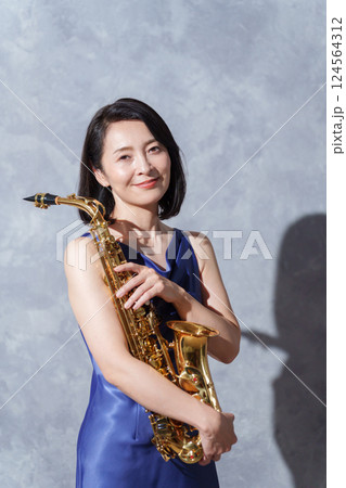 女性サックス奏者 124564312