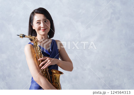 女性サックス奏者 女性サックス奏者 124564313