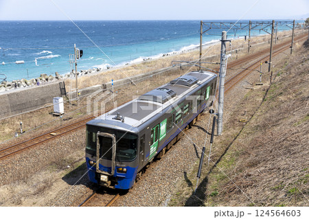 えちごトキめき鉄道と日本海 124564603