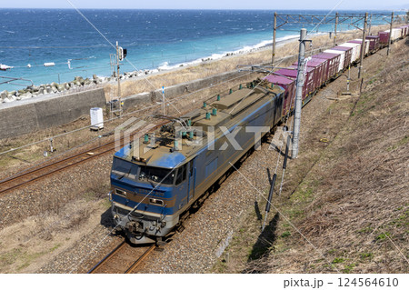 日本海沿いを行く貨物列車 EF510形 124564610