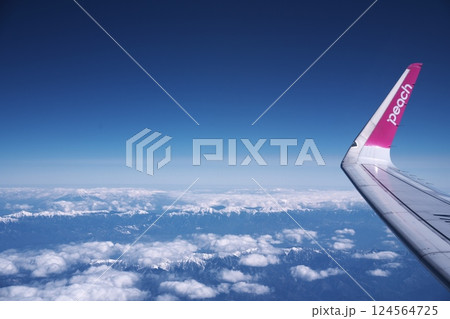 冬空を飛ぶジェット旅客機内から窓外の景色 124564725