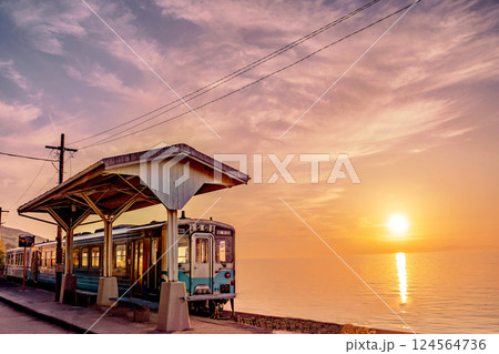 海に近い駅の夕日と電車 124564736