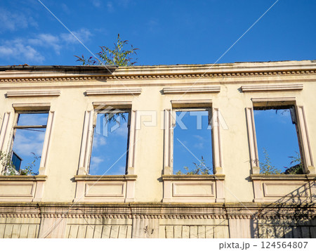 Abandoned dilapidated house. Unsuitable for habitation. Old city. Renovation required. 124564807