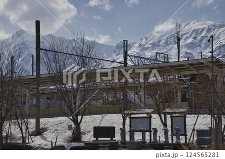 五竜岳・唐松岳と白馬駅と六地蔵　美しい白馬の春の風景　長野県白馬村 124565281
