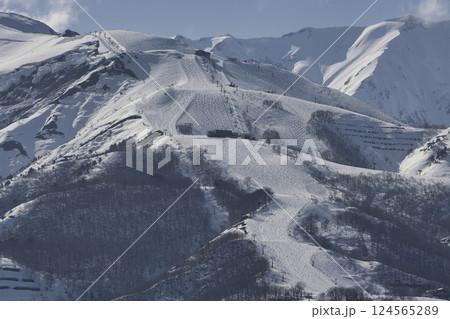 春の八方尾根スキー場の雄大な眺め 長野県白馬村 春の八方尾根スキー場の雄大な眺め 長野県白馬村 124565289