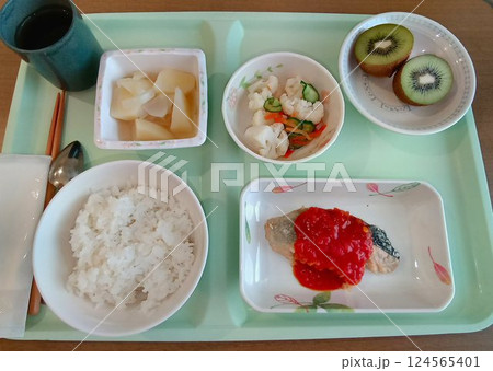 医食同源!!食事で治療を支援する… 入院中の『病院食』夕食 医食同源!!食事で治療を支援する… 入院中の『病院食』夕食 124565401