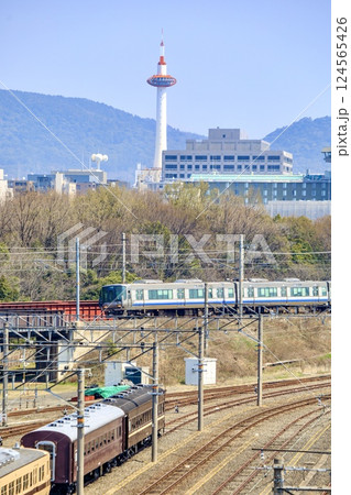 京都タワーをバックに走るJR嵯峨野線電車 124565426
