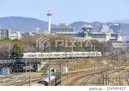 京都タワーをバックに走るJR嵯峨野線電車 124565427