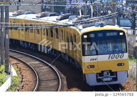 イエローハッピートレインがリフレッシュして試運転 124565788