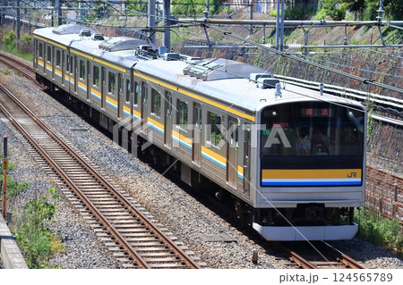 鶴見線用の通勤電車がオーバーホールへ向かう回送列車 鶴見線用の通勤電車がオーバーホールへ向かう回送列車 124565789