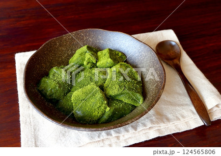 片栗粉で作った手作り抹茶わらび餅 124565806