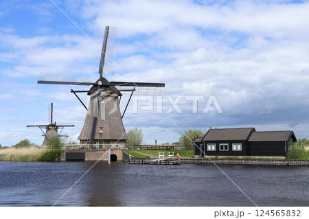 オランダ・キンデルダイクの風車群 オランダ・キンデルダイクの風車群 124565832