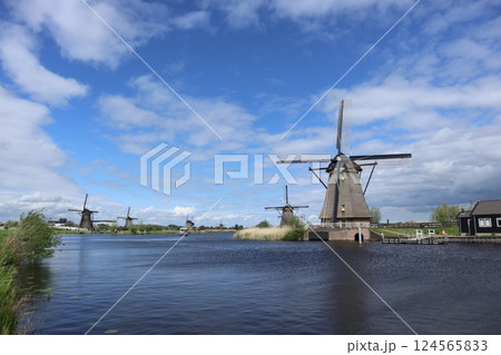 オランダ・キンデルダイクの風車群 124565833
