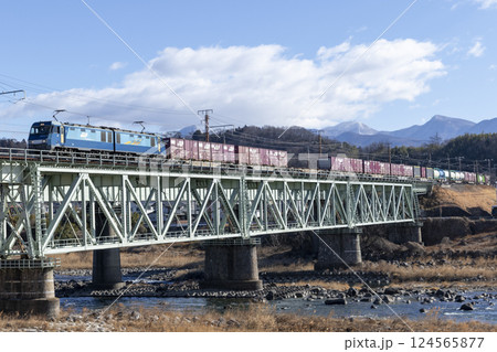 上越線利根川を渡る貨物列車 124565877