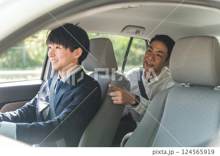 タクシーに乗って行く先を指示する男性顧客 124565919