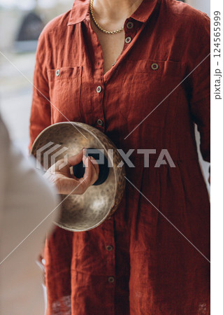 Therapy session with Tibetan singing bowls . Meditation and relaxation 124565999