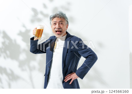 男性 ビール 男性 ビール 124566160