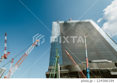 建設中のビルと数々のクレーン 高輪ゲートウェイ 2025.03　i-5 フィルム調 124566194