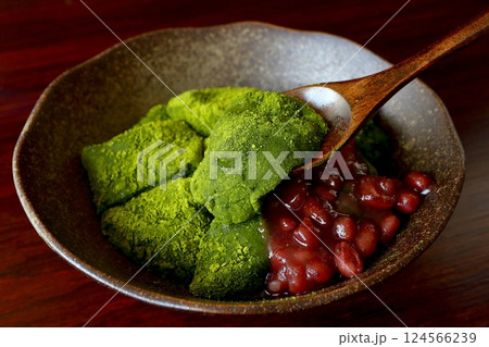 片栗粉で作った手作り抹茶わらび餅 片栗粉で作った手作り抹茶わらび餅 124566239