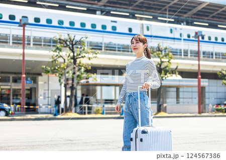 旅に出る女性と新幹線 旅に出る女性と新幹線 124567386