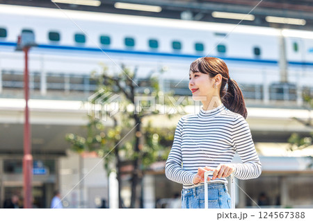 旅に出る女性と新幹線 124567388