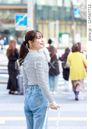 旅に出る女性 124567718