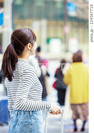 旅に出る女性 124567719